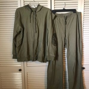 Adorable sweat suit. Very cute detail.